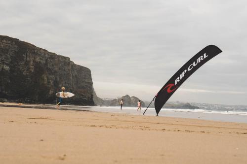 Offshore conditions all weekend for the final Grom Search stop in Watergate Bay
